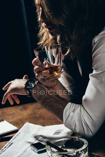 Чоловік п'є алкоголь і курить — стокове фото