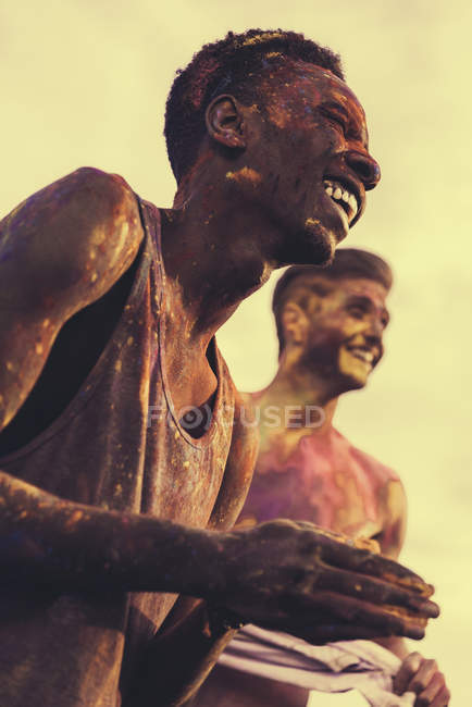 Multiethnic friends at holi festival — Stock Photo