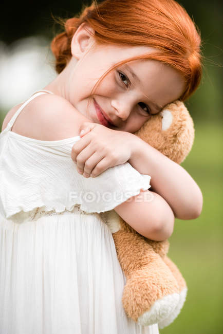 Rothaarige Mädchen mit Teddybär — Stockfoto