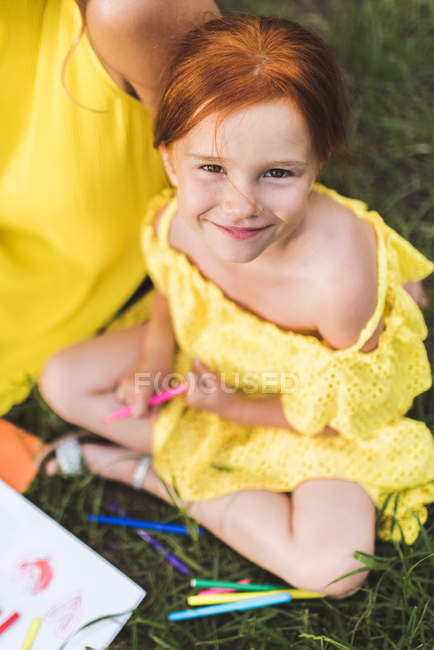 Dessin mère et fille au parc — Photo de stock