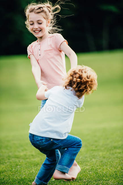 Hermanos se divierten en el parque - foto de stock