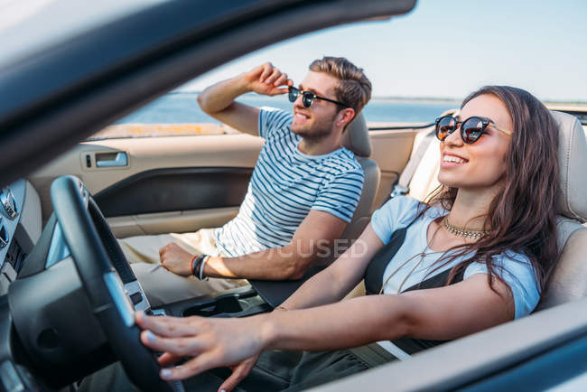 Couple voiture ensemble — Photo de stock