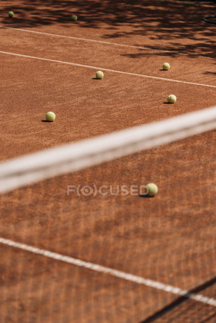 Тенісні м'ячі лежать на корті на відкритому повітрі — стокове фото