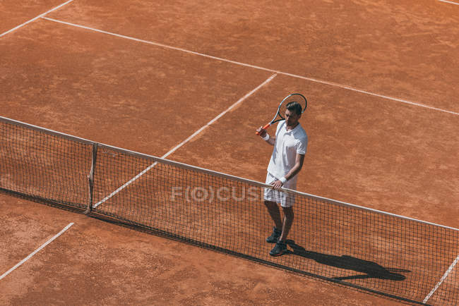 Aus der Vogelperspektive: Mann ruht sich nach Match auf Tennisplatz aus — Stockfoto