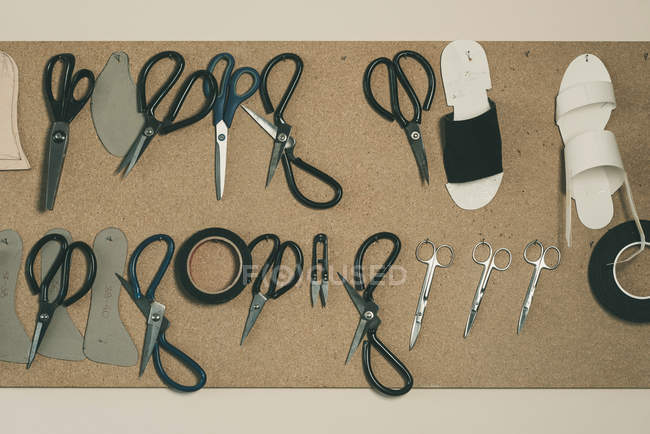 Vista dall'alto di vari strumenti e forbici presso il laboratorio calzolaio — Foto stock