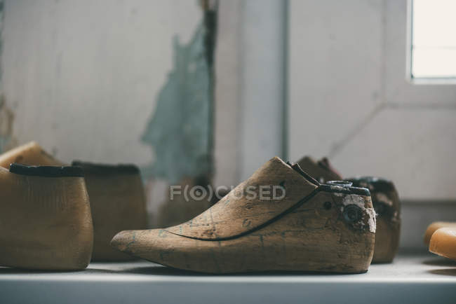 Vista ravvicinata di pezzi di calzature non finiti nel laboratorio del calzolaio — Foto stock