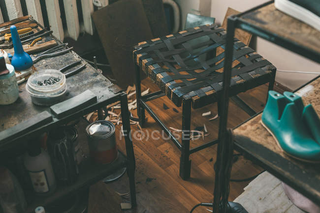Старе крісло на робочому місці кабелів у взуттєвій майстерні — стокове фото