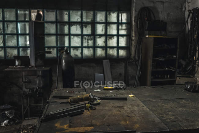 Пустое рабочее место сварщика с различными поставками в мастерской — стоковое фото