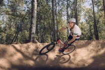 Ciclista andar de bicicleta de montanha na trilha na floresta — Fotografia de Stock