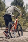 Rückansicht Biker mit Mountainbike — Stockfoto
