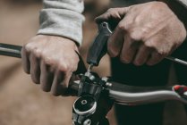 Geschnittenes Bild von Rennfahrer, der Fahrrad an der Natur befestigt — Stockfoto