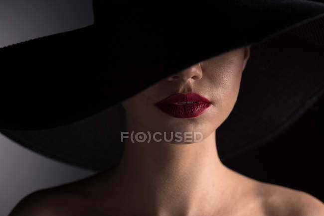 Woman in black hat — Stock Photo