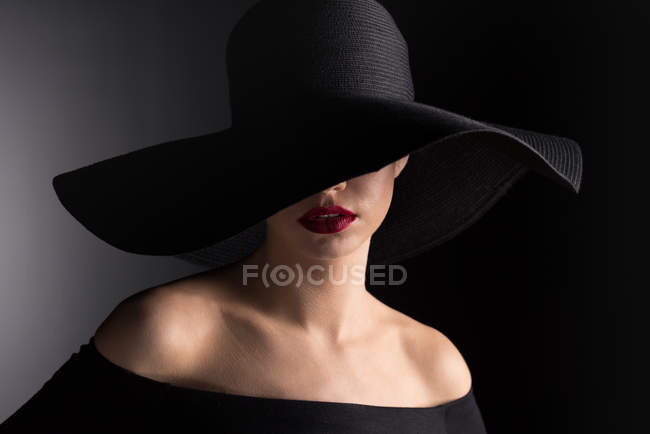 Жінка в чорному капелюсі — стокове фото