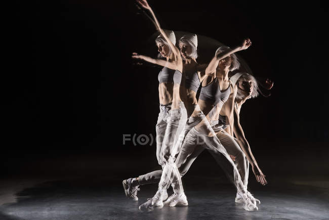 Danse femme en vêtements de sport — Photo de stock