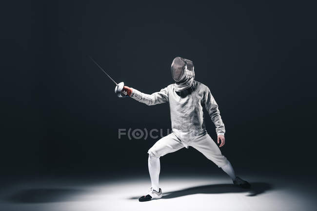 Esgrimista profissional com rapier — Fotografia de Stock