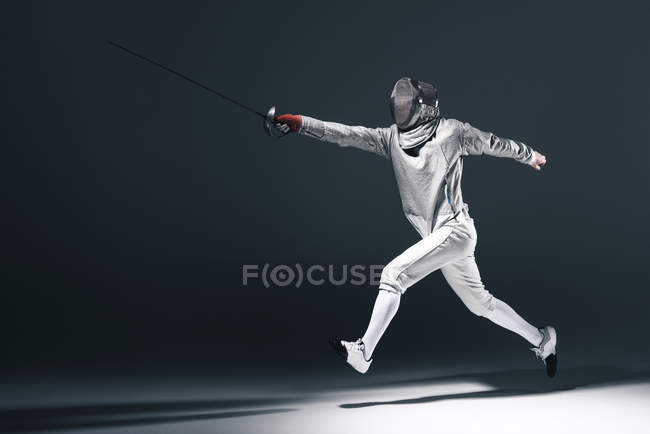 Esgrimista profissional com rapier — Fotografia de Stock