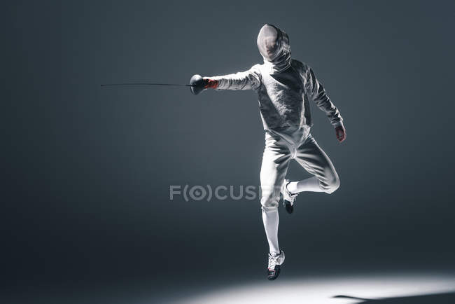 Esgrimista profissional com rapier — Fotografia de Stock