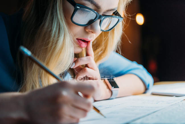 Étudiant étudiant jusqu'à tard — Photo de stock