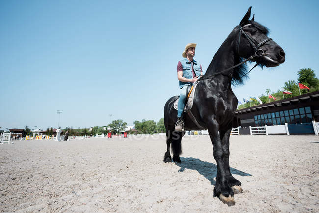 Uomo a cavallo — Foto stock