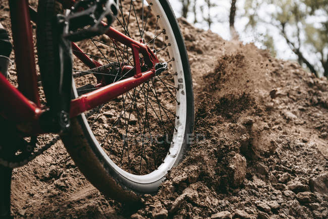 Обрезанное изображение велосипедного колеса на треке — стоковое фото
