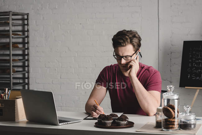 Homem sério usando smartphone — Fotografia de Stock