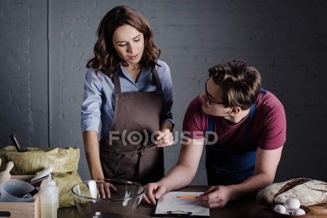 Panaderos discutiendo ingredientes - foto de stock