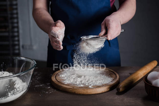 Farine de tamisage Baker — Photo de stock