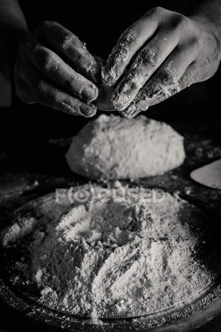 Baker massa de amassar — Fotografia de Stock