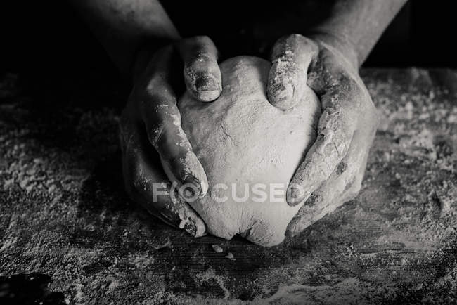 Uomo in possesso di pasta — Foto stock