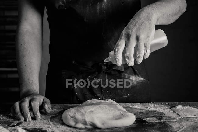 Baker préparant la pâte — Photo de stock